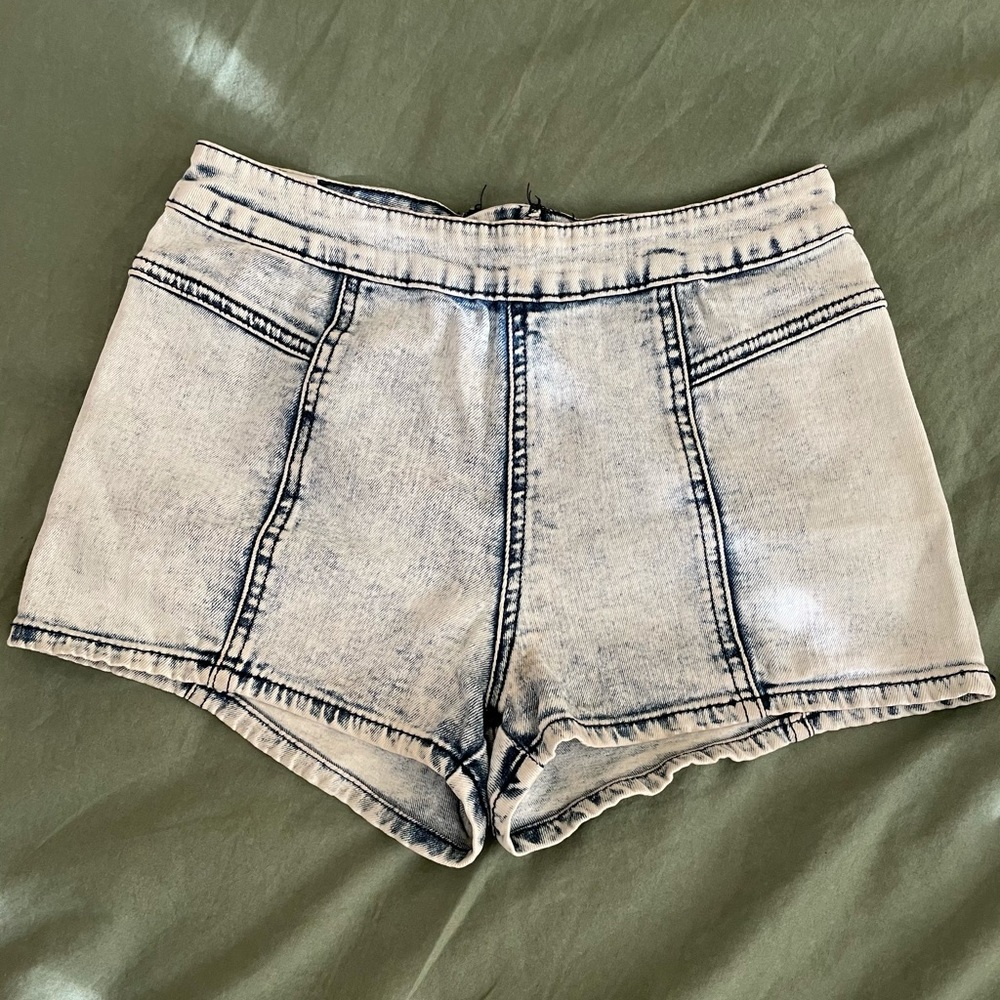 Bullhead hot shorts!